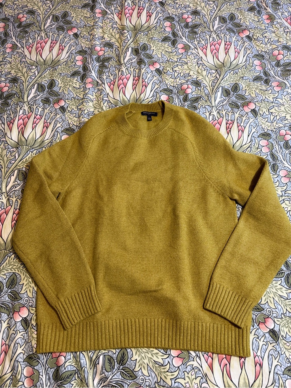 Banana Republic Men's Crewneck Sweater in Olive Green Size L/G